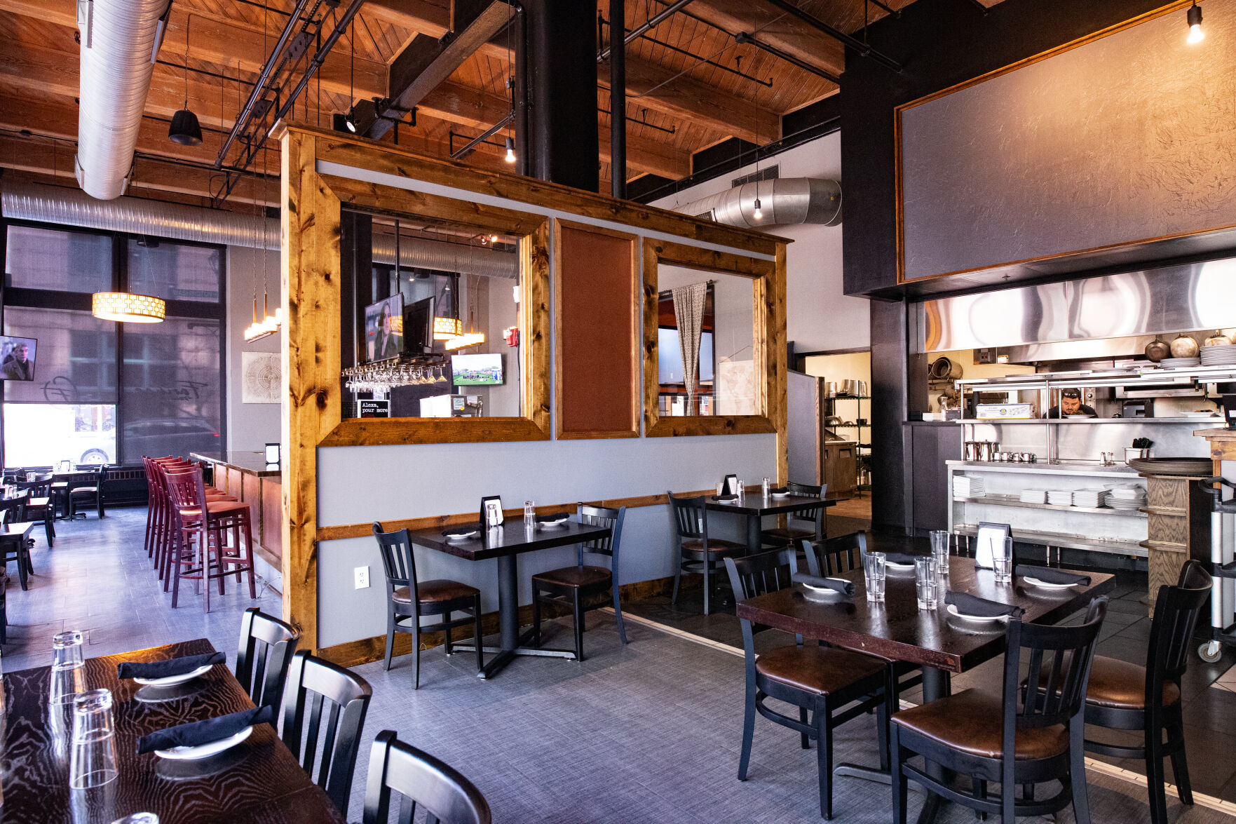 Farinas Kitchen & Bar dining area and kitchen